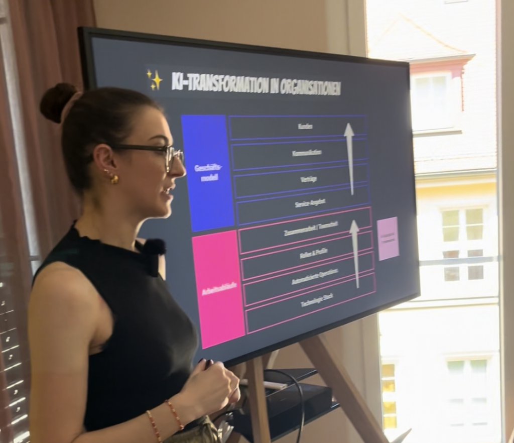 Kiki Wöhl beim präsentieren