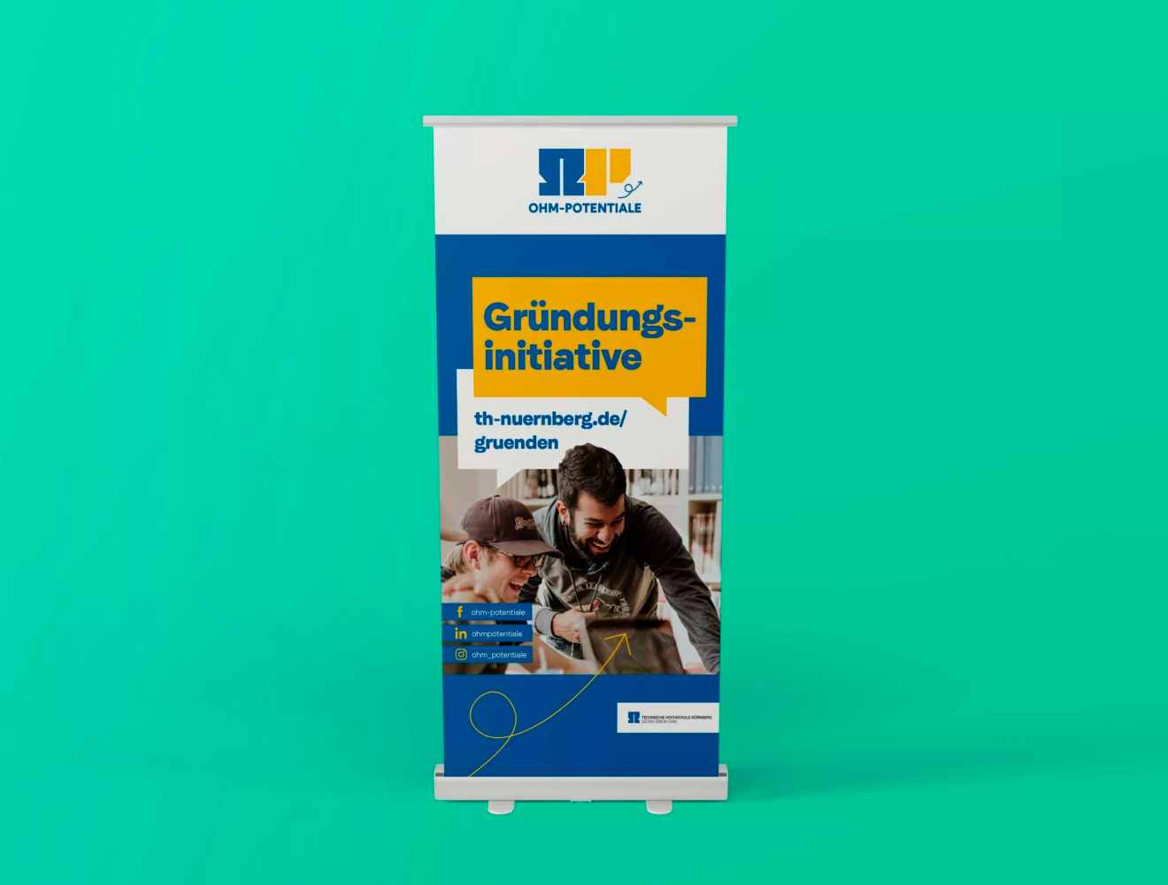 Ein blau-weißes Roll-up-Banner mit dem Logo der OHM-POTENTIALE und der Internetadresse der Gründungsinitiative spiegelt eine starke Markenidentität wider.